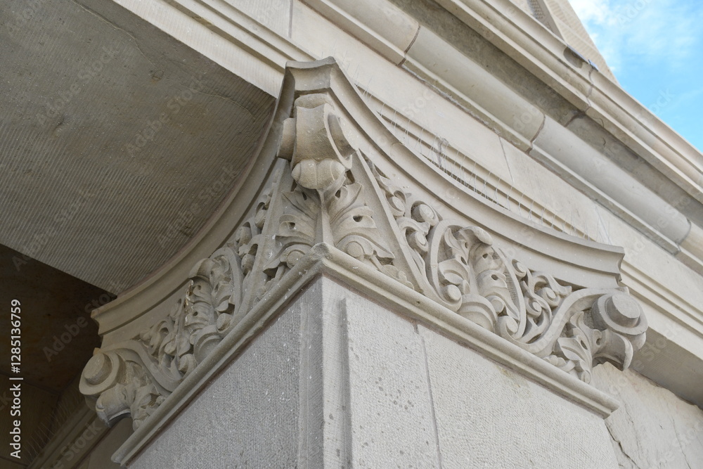 Obraz premium Fancy column on historical building.