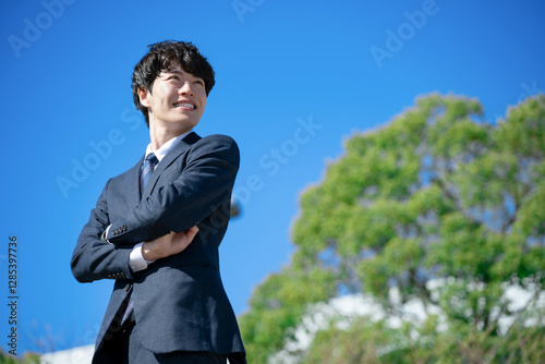 腕を組むビジネスマン