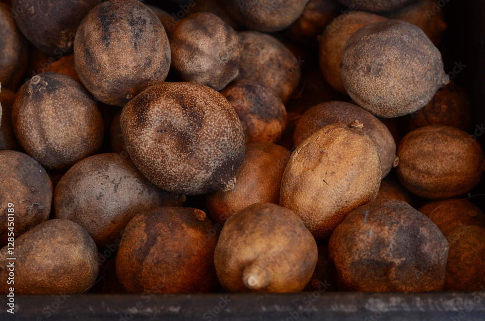 Dried yellow lemons, known under the names lumi or lumi of Oman, bring bitterness and subtle citrus notes to your dishes. Dried yellow lemons, known under the names lumi or lumi of Oman, bring bitterness and subtle citrus notes to your dishes.