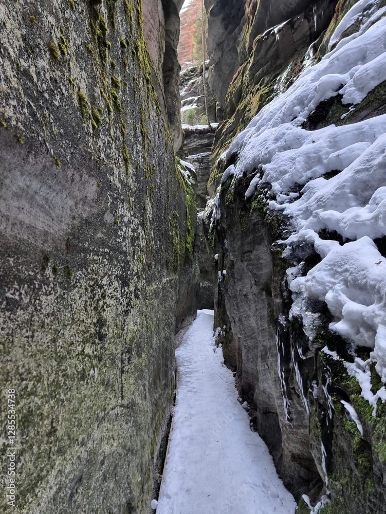 Passage through the gorge and cave in Adrspach-Teplice Rocks