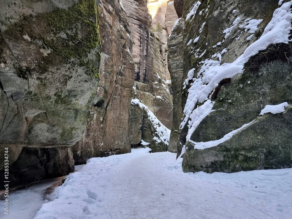 Passage through the gorge and cave in Adrspach-Teplice Rocks