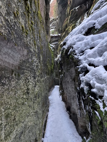 Obraz na płótnie Passage through the gorge and cave in Adrspach-Teplice Rocks w salonie
