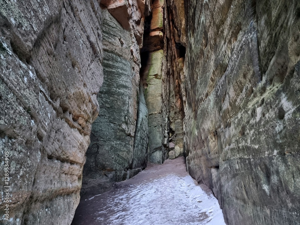 Passage through the gorge and cave in Adrspach-Teplice Rocks