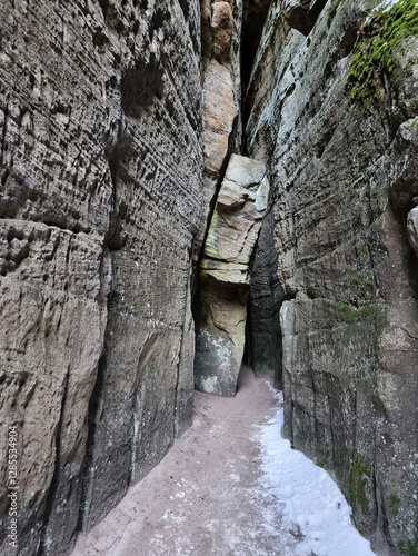 Obraz na płótnie Passage through the gorge and cave in Adrspach-Teplice Rocks w salonie