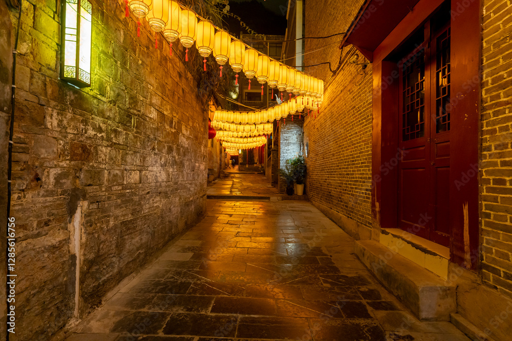 At night, the streets of the ancient town are filled with lanterns, and the ancient city of Zhenyuan, Guizhou, China
