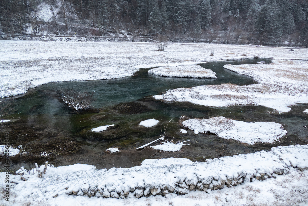 Obraz premium Jiuzhai Valley National Park in Sichuan Province in southwestern China, is a UNESCO world natural and cultural site. As the world's most beautiful national park, it features unique waterfalls, color