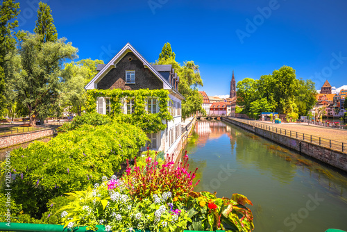 Obraz na płótnie Square Louise Weiss park in Strasbourg scenic canal and nature view w salonie