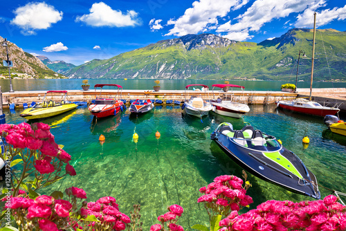 Obraz na płótnie Speed boats on colorful Lago di Garda lake view, w salonie