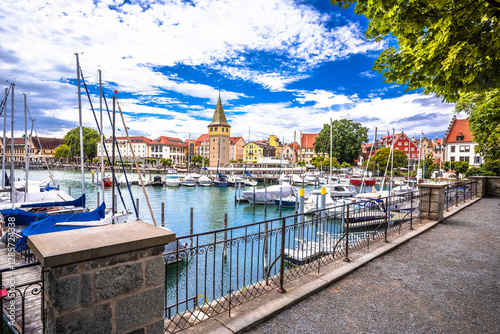 Obraz na płótnie Town of Lindau on Bodensee lake coastline view w salonie