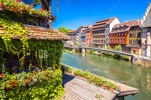 Obraz na płótnie Town of Strasbourg canal and historic architecture view w salonie