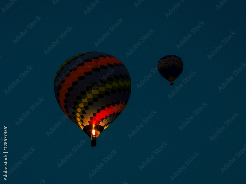 Fototapeta premium Loty balonami nad pięknym krajobrazem Kapadocji w Turcji , o wschodzie słońca 