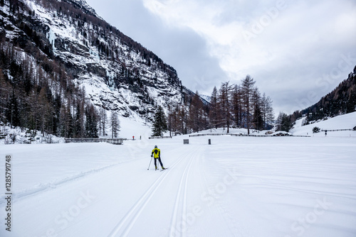 Obraz na płótnie Eine Runde Langlaufen am Langlaufzentrum Rein in Taufers im wunderschönen Reintal - Südtirol - Italien w salonie