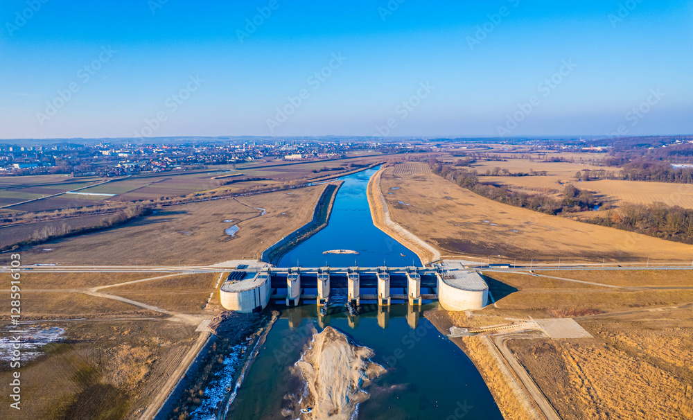 Polder Racibórz, suchy zbiornik przeciwpowodziowy z zaporą spustowo-przelewową. Panorama z lotu ptaka