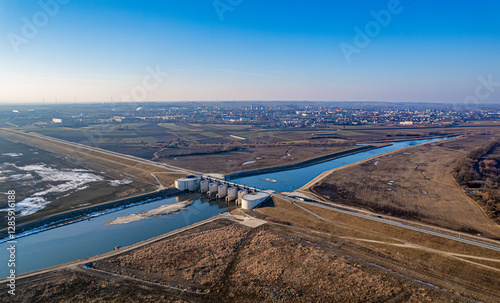 Polder Racibórz, suchy zbiornik przeciwpowodziowy z zaporą spustowo-przelewową. Panorama z lotu ptaka