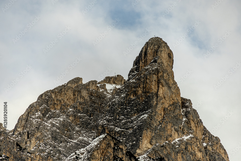 Eine kleine Wanderung auf den verschneiten Pragser Wildsee in den Pragser Dolomiten - Südtirol - Italien