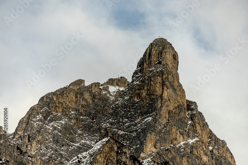 Obraz na płótnie Eine kleine Wanderung auf den verschneiten Pragser Wildsee in den Pragser Dolomiten - Südtirol - Italien w salonie