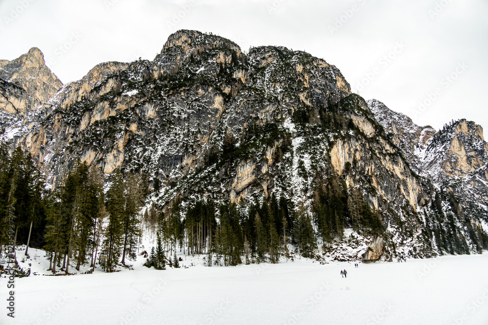 Eine kleine Wanderung auf den verschneiten Pragser Wildsee in den Pragser Dolomiten - Südtirol - Italien
