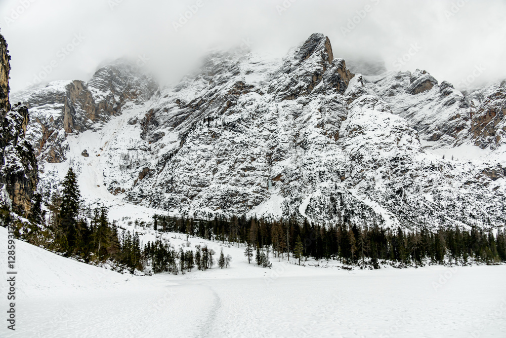 Eine kleine Wanderung auf den verschneiten Pragser Wildsee in den Pragser Dolomiten - Südtirol - Italien
