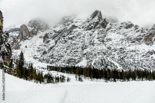 Obraz na płótnie Eine kleine Wanderung auf den verschneiten Pragser Wildsee in den Pragser Dolomiten - Südtirol - Italien w salonie