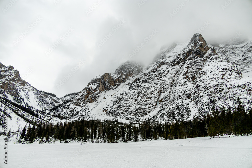 Eine kleine Wanderung auf den verschneiten Pragser Wildsee in den Pragser Dolomiten - Südtirol - Italien