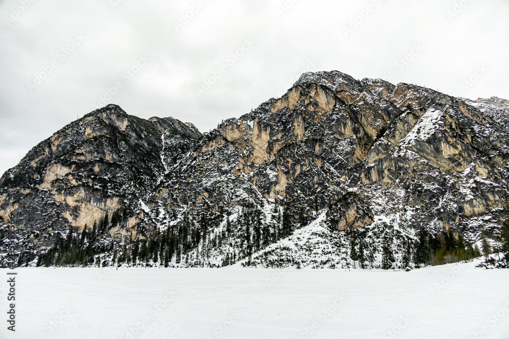 Eine kleine Wanderung auf den verschneiten Pragser Wildsee in den Pragser Dolomiten - Südtirol - Italien
