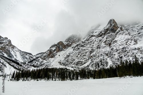 Obraz na płótnie Eine kleine Wanderung auf den verschneiten Pragser Wildsee in den Pragser Dolomiten - Südtirol - Italien w salonie