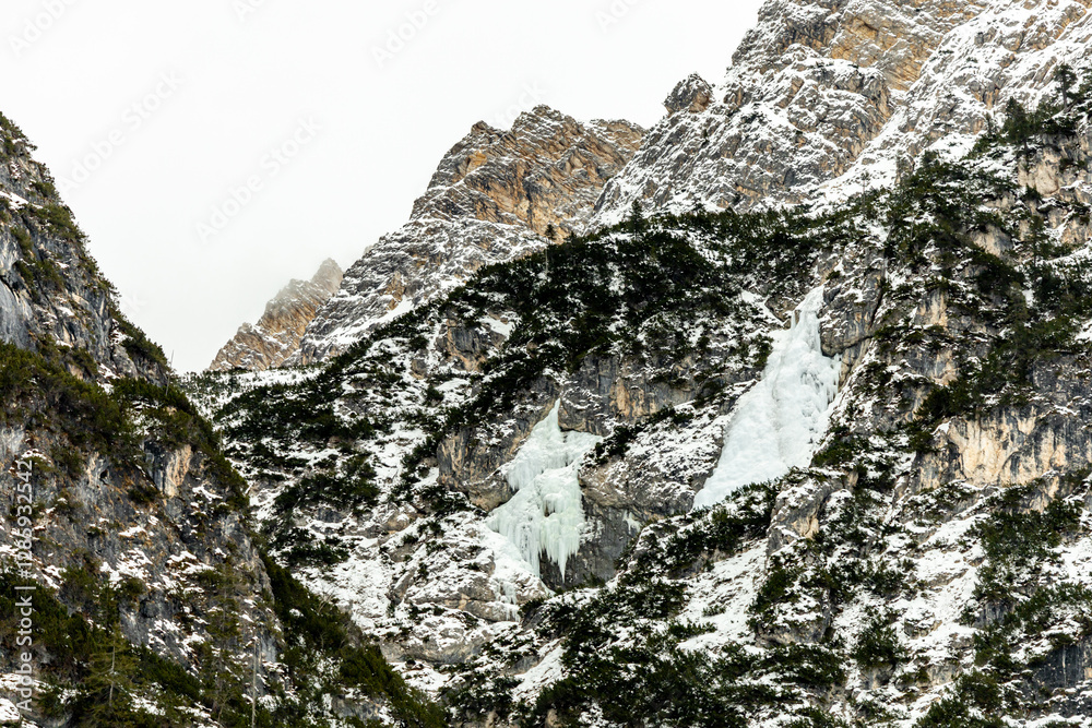 Eine kleine Wanderung auf den verschneiten Pragser Wildsee in den Pragser Dolomiten - Südtirol - Italien