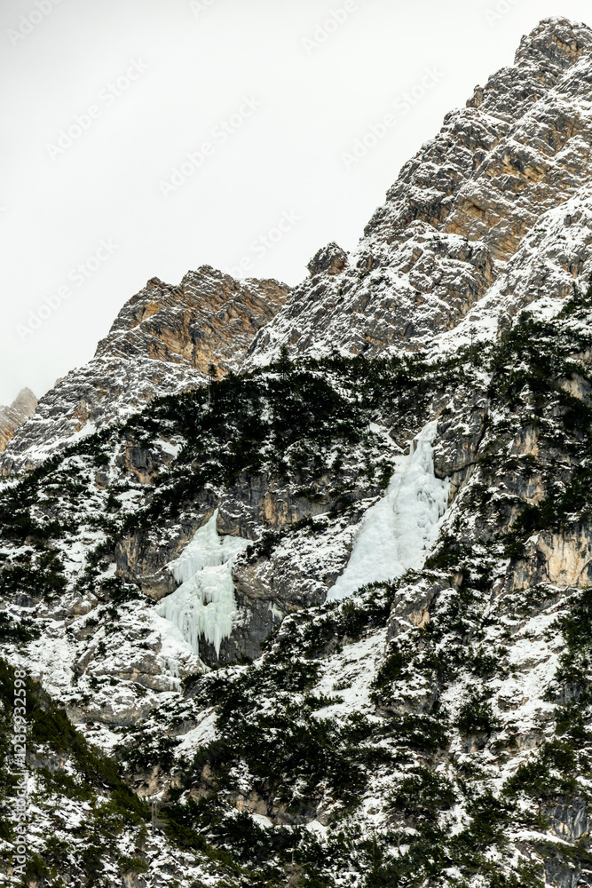 Eine kleine Wanderung auf den verschneiten Pragser Wildsee in den Pragser Dolomiten - Südtirol - Italien