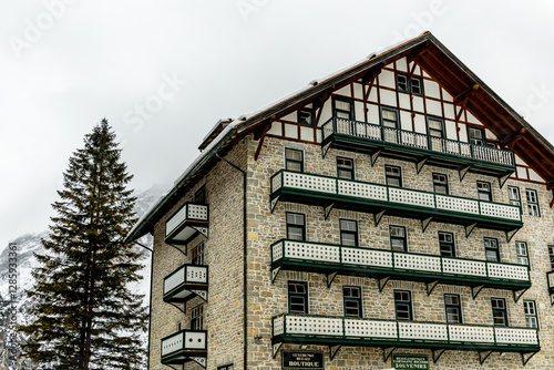 Obraz na płótnie Eine kleine Wanderung auf den verschneiten Pragser Wildsee in den Pragser Dolomiten - Südtirol - Italien w salonie