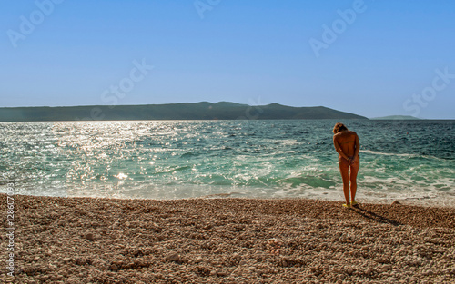 the woman in silence in front of the sea