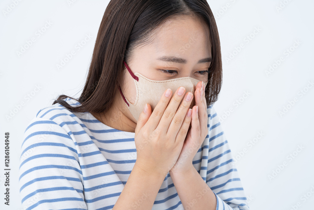 マスク姿の若い女性 マスク姿の若い女性