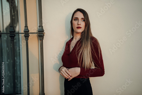 Chica joven con pelo largo tomando café y tortitas en cafetería estilo cozy