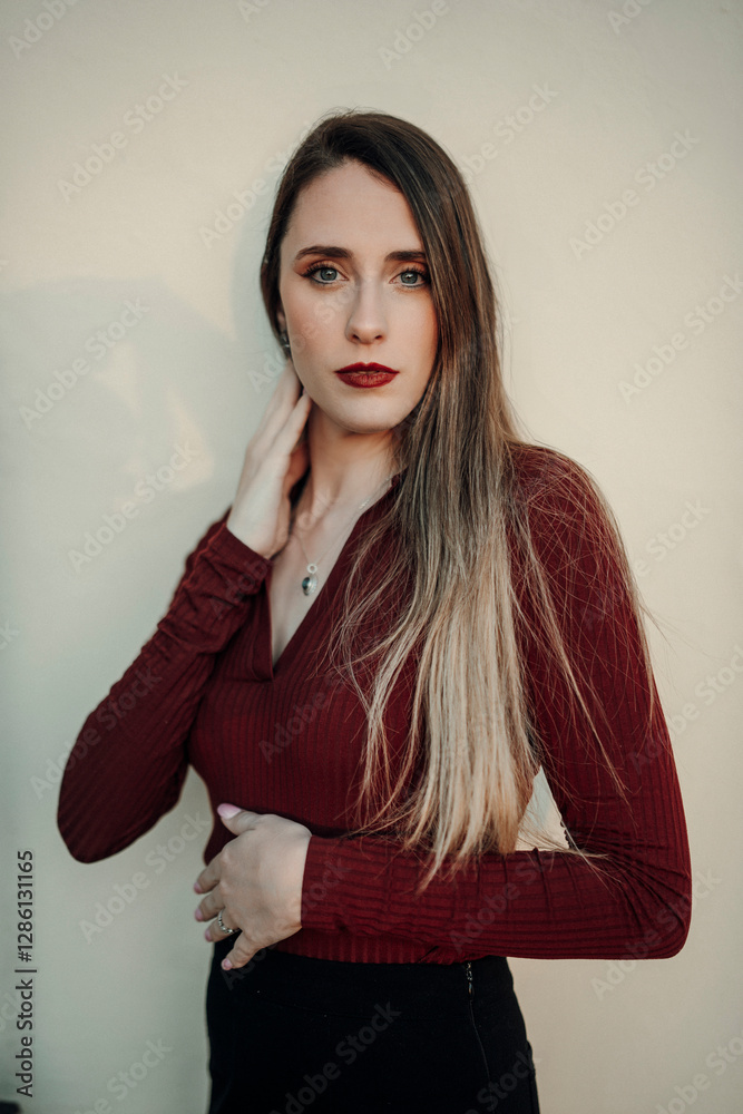Chica joven con pelo largo tomando café y tortitas en cafetería estilo cozy