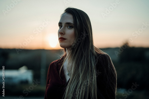 Obraz na płótnie Chica joven con pelo largo tomando café y tortitas en cafetería estilo cozy w salonie