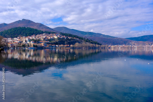 Obraz na płótnie View of the city of Kastoria and Lake Orestiada in north Greece. w salonie