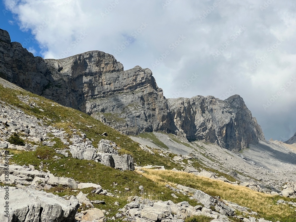Fototapeta premium Rocky alpine peaks above Lake Melchsee or Melch Lake in the Uri Alps mountain massif, Kerns - Canton of Obwalden, Switzerland (Kanton Obwald, Schweiz)