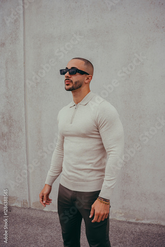 Obraz na płótnie Chico joven tatuado posando con ropa actual en la calle w salonie