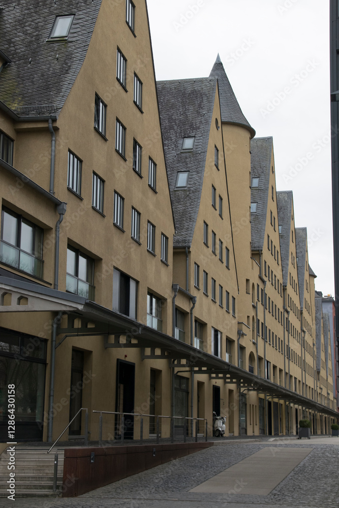 Fototapeta premium Ehemalige Lagerhäuser am Rheinufer in Köln