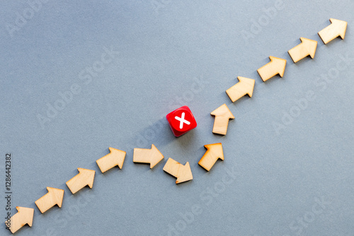 Obraz na płótnie Arrow symbols bypassing threats in pursuit of the goal. Concept Avoid problems and find the optimal solution. Copy space w salonie