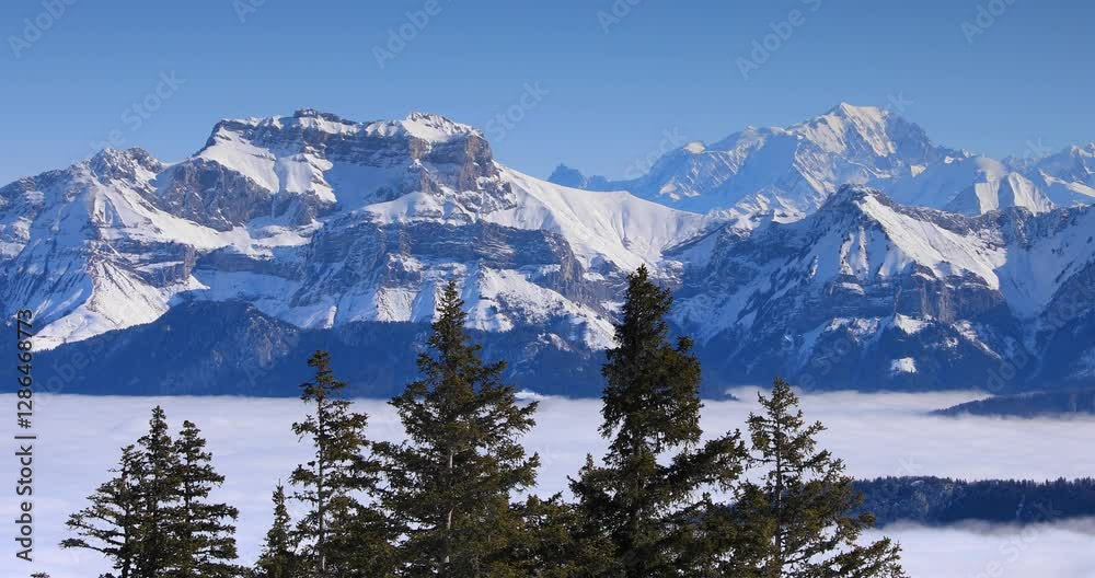 Grand soleil sur les sommets de la La Tournette et du Massif du Mont-Blanc en saison d'hiver