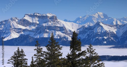 Grand soleil sur les sommets de la La Tournette et du Massif du Mont-Blanc en saison d'hiver