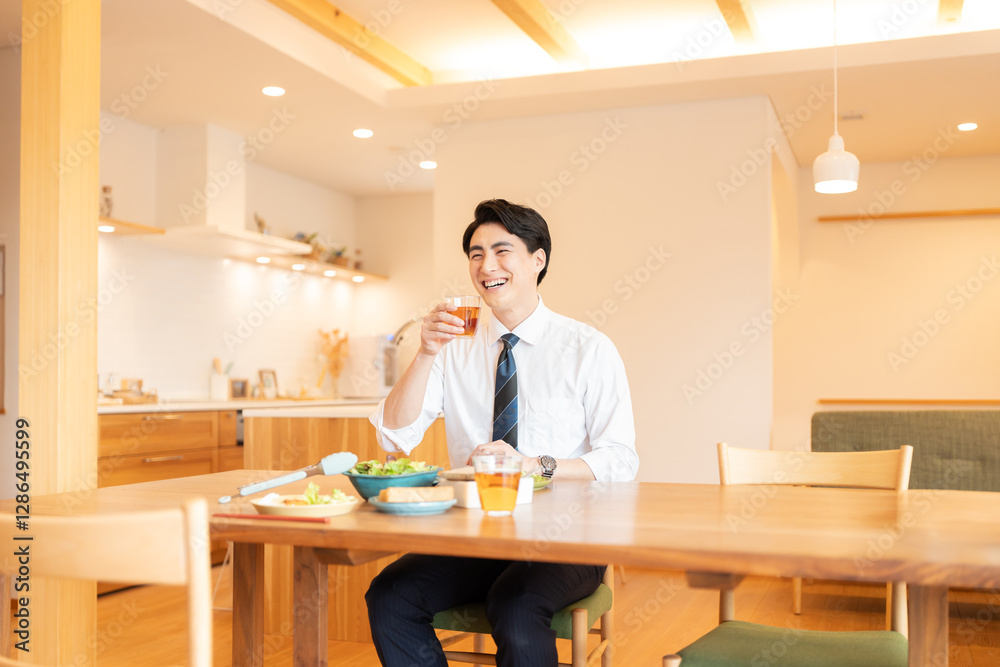 朝食を食べるスーツ姿のビジネスマン 朝食を食べるスーツ姿のビジネスマン