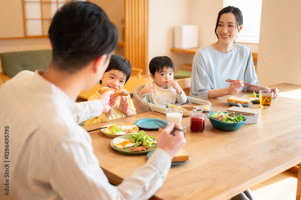 四人家族の食卓
四人家族の食卓