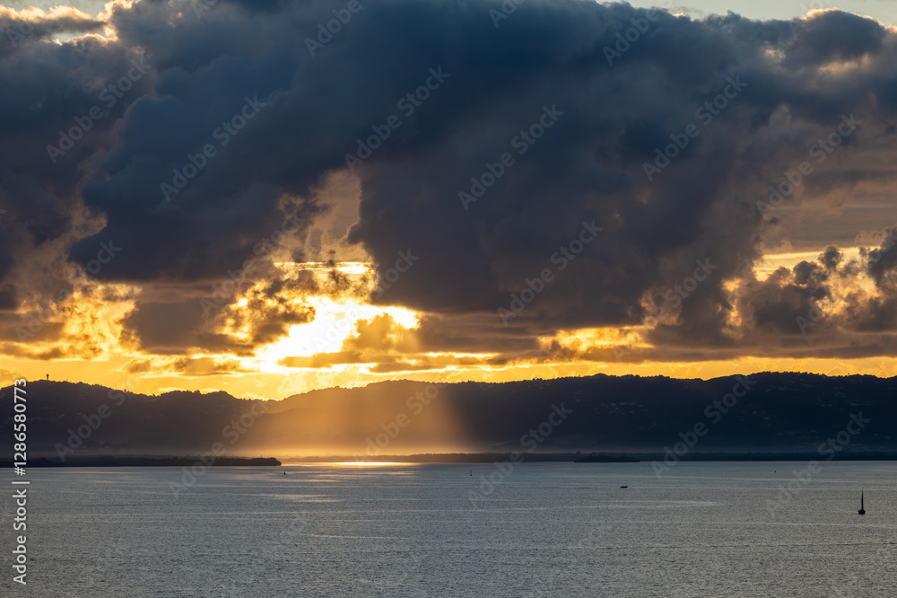 Obraz premium Ein spektakulärer Sonnenaufgang vor der Küste von Martinique - Fort de France