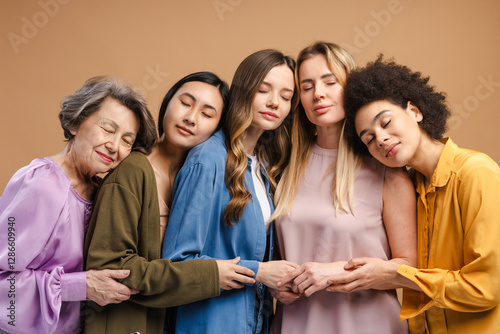Schilderij op canvas Five women of different ethnicities and ages embracing each other