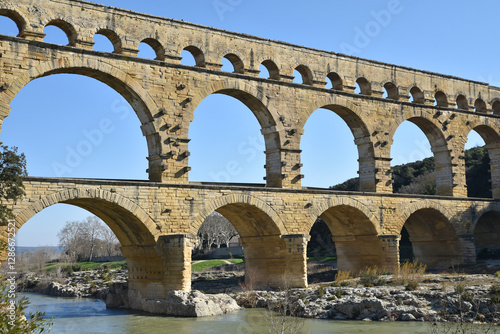 Arches du pont romain du Gard. France	