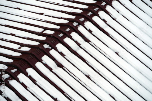 snow fell on the roof and the falling snow formed a symmetrical line on the roof