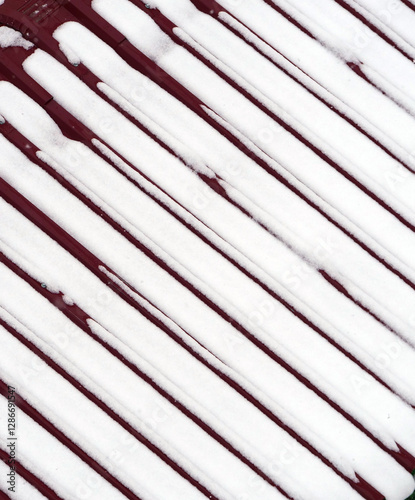 Obraz na płótnie snow fell on the roof and the falling snow formed a symmetrical line on the roof w salonie