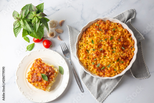 Obraz na płótnie Traditional North American dish. Baked pasta with cheese. w salonie