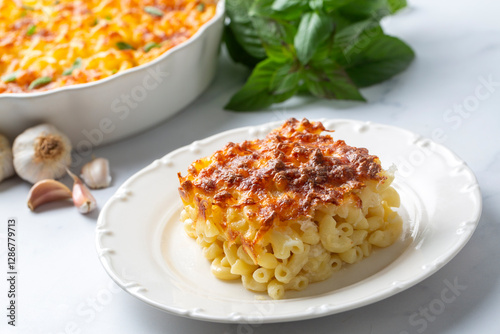 Obraz na płótnie Traditional North American dish. Baked pasta with cheese. w salonie